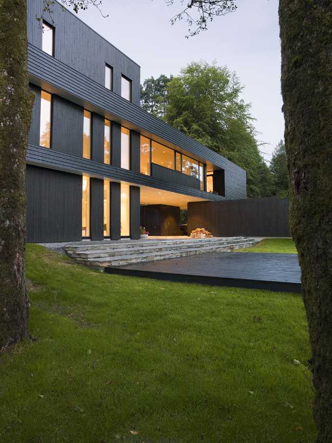 Villa with contemporary shapes