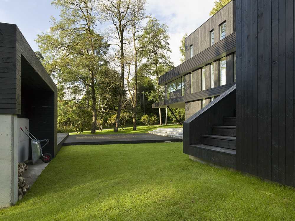 Villa in legno dalle forme contemporanee