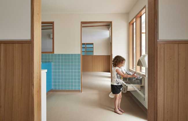 Interno in bianco e legno di una scuola