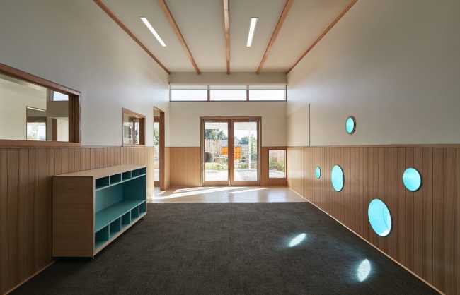 Interno scuola con cerchi sulle pareti esterne