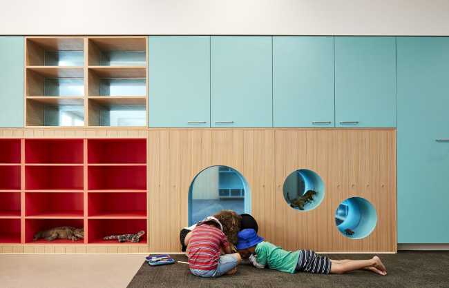 Interno scuola con mobili colorati