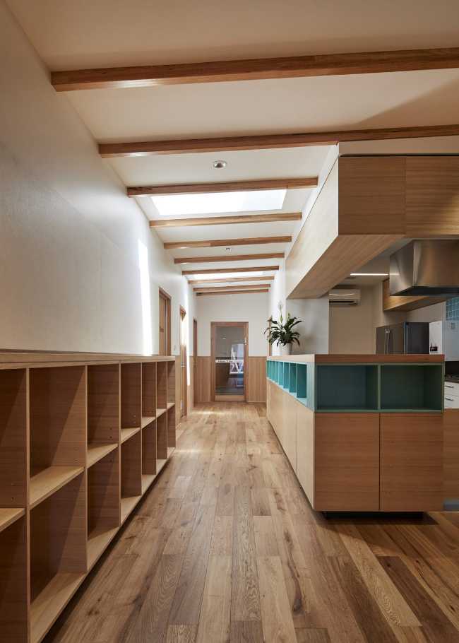Scuola con spazi in legno
