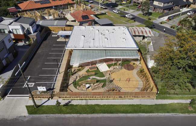 Scuola in legno vista dall'alto