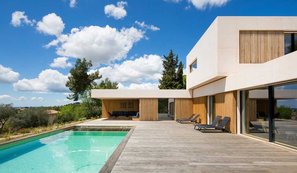 Villa de madera y hormigón con piscina