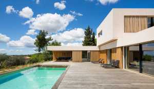 Villa in legno e cemento con piscina