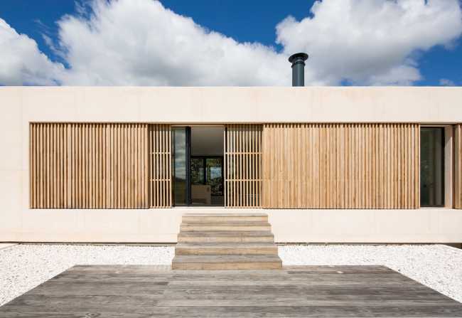 Facciata di una villa in legno e cemento