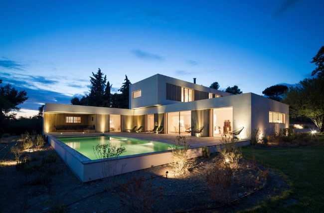 Villa con piscina illuminata di notte