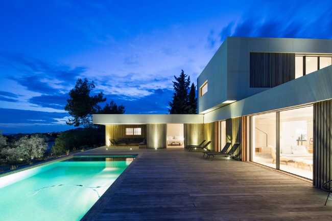 Villa con piscina di notte