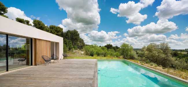 Piscina e villa nel verde