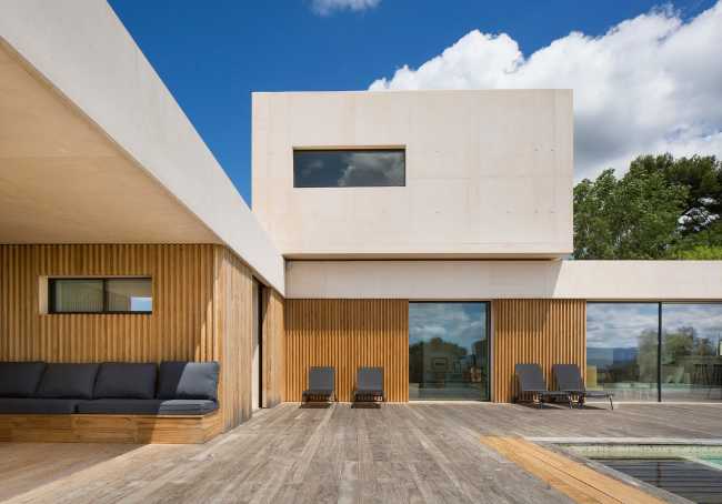 Terrazza in legno con piscina di una villa