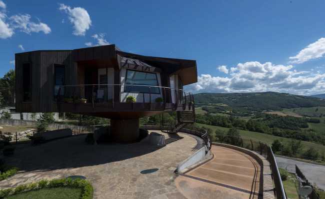 Round house in wood and steel