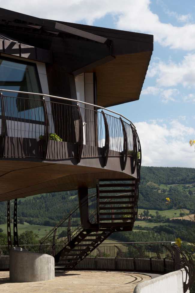Circular house with terrace and circular balustrade