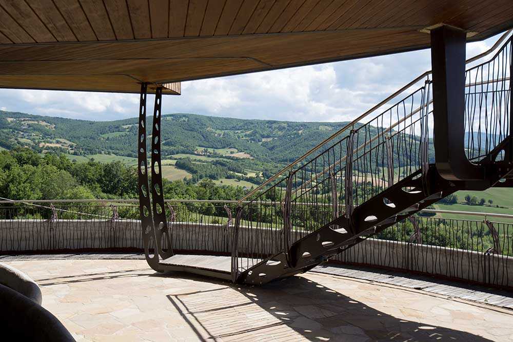 Estructura de madera suspendida