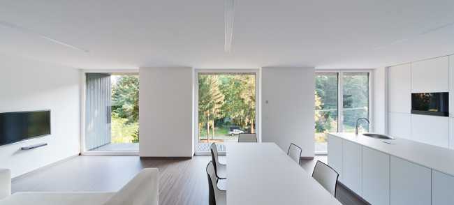 Interior blanco con parquet