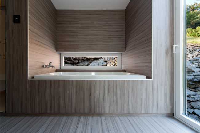 Interior con bañera de cerámica con marco de madera