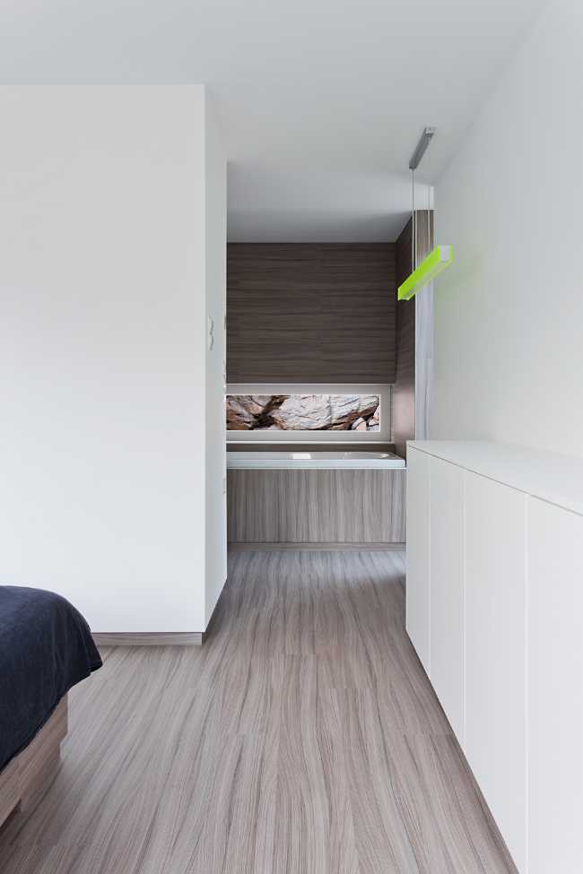 Interiores blancos y parquet de madera