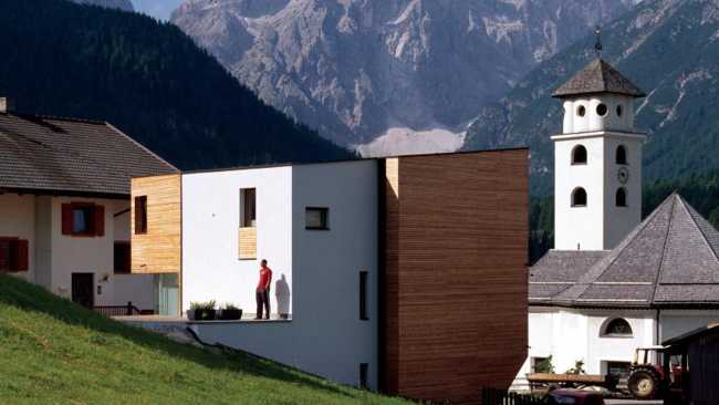 Abitazione bianca e legno con sfondo panoramico