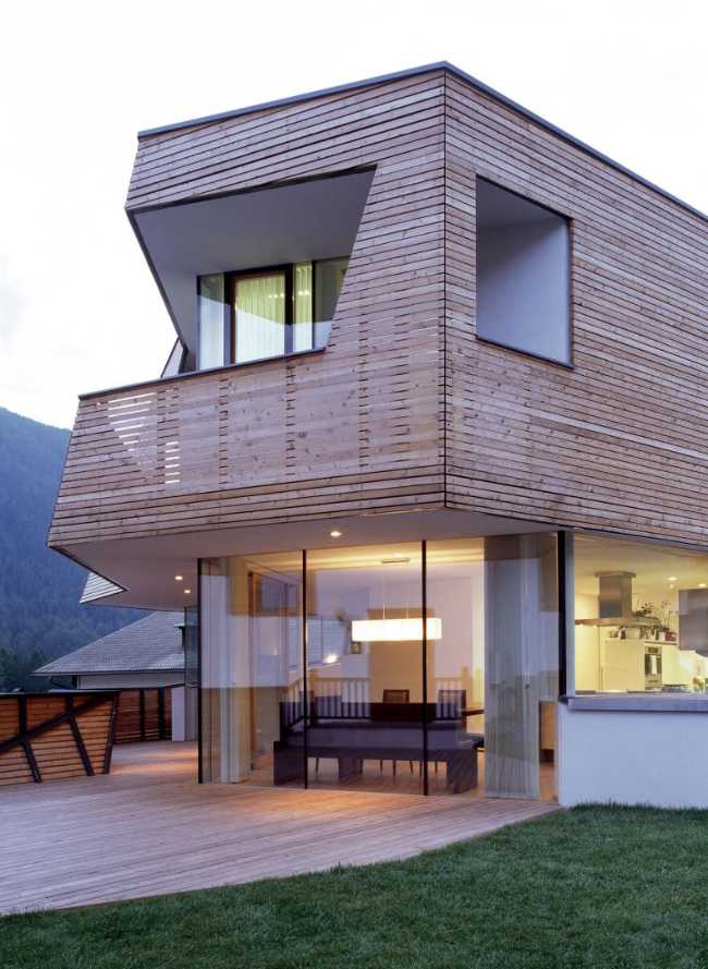 Villa in legno e vetro dalle forme contemporanee