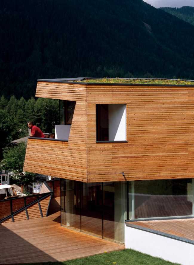 Villa in legno e vetro con forme rotte