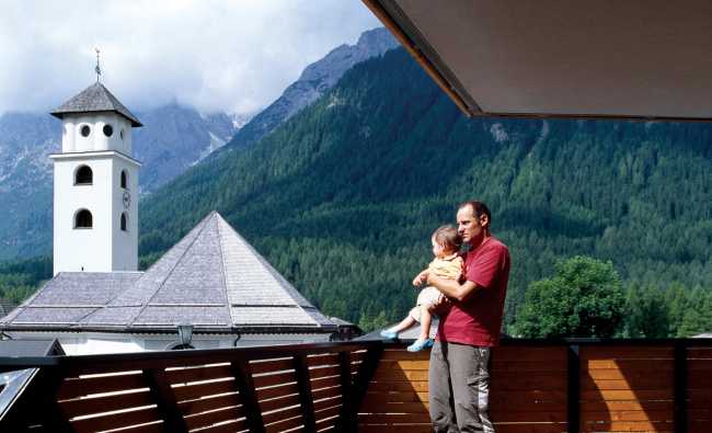 Terrazza con vista panoramica sul paesino e sulle montagne