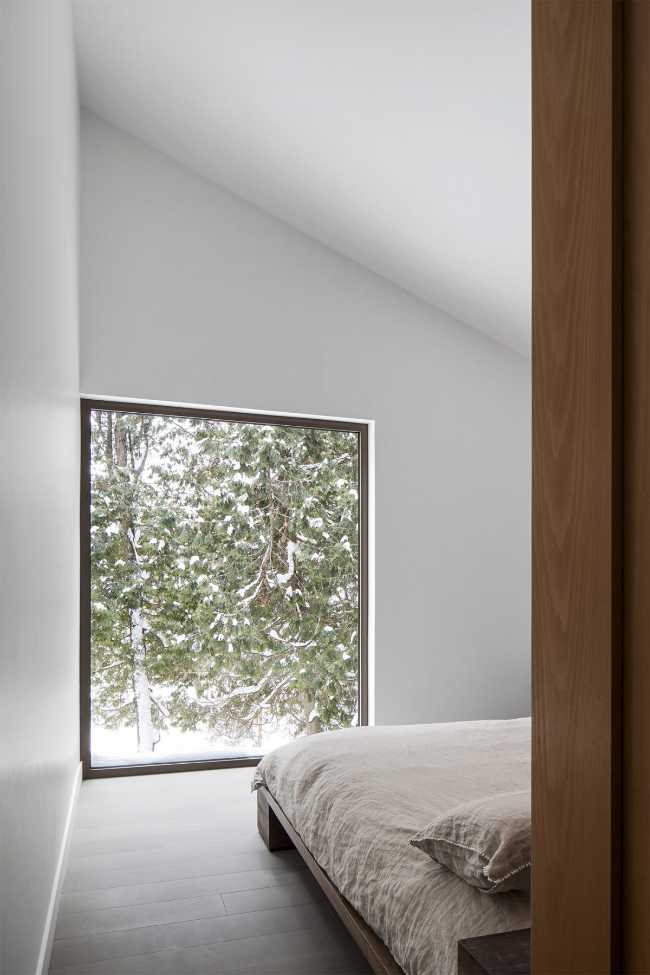 Dormitorio con ventana a la naturaleza