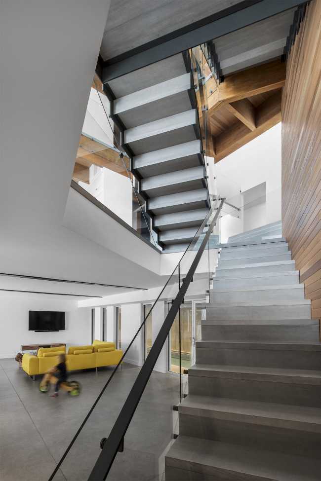 Escalera interior con barandilla de vidrio