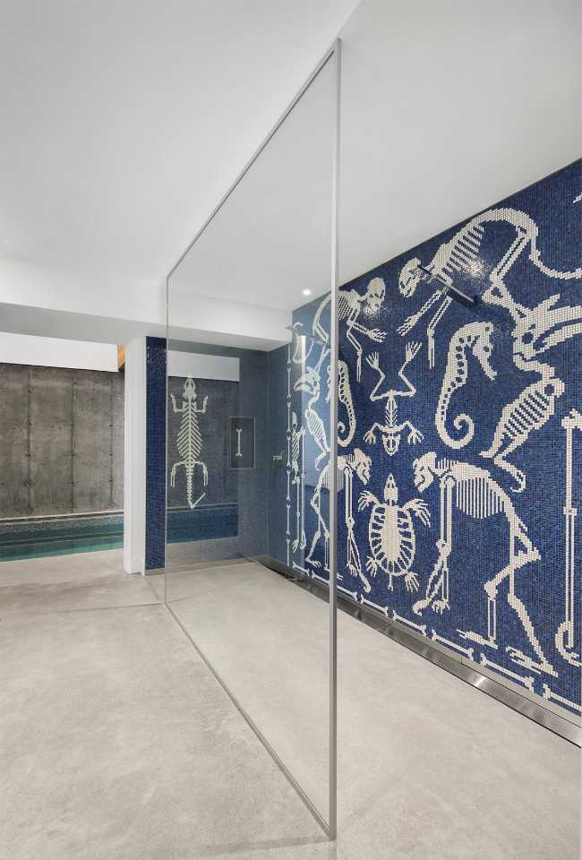 Interior con paredes decoradas