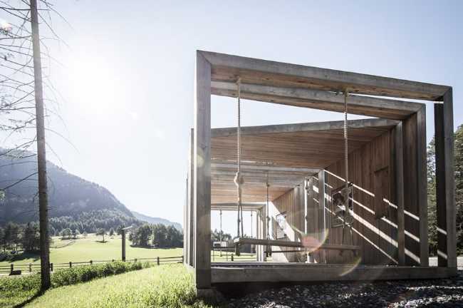 Espacio en la naturaleza en madera