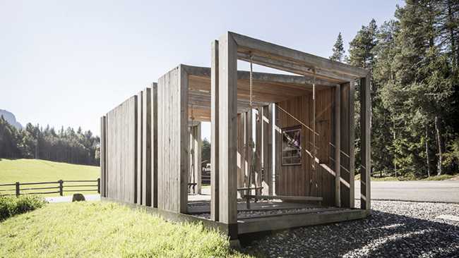 Punto de información de madera en la naturaleza