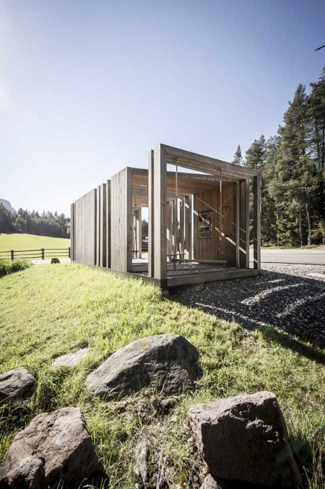 Punto de información de madera en la naturaleza