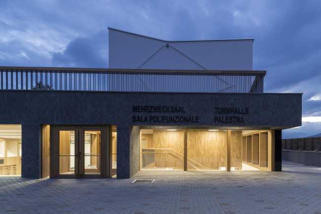 Extension of the building as a gathering space in wood