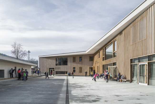School with a wooden facade that refers to the Alpine tradition