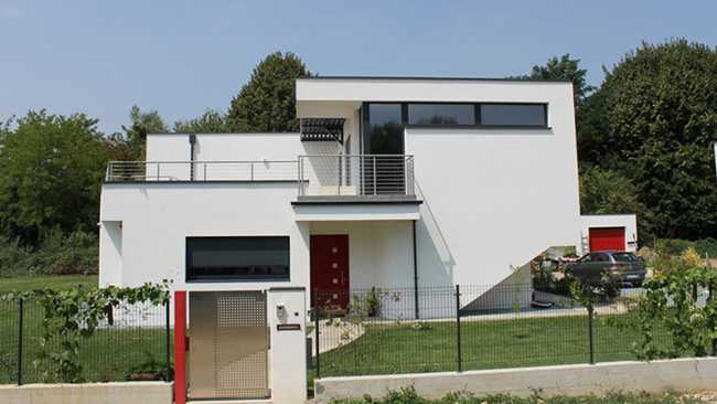 Edificio in legno intonacato di bianco