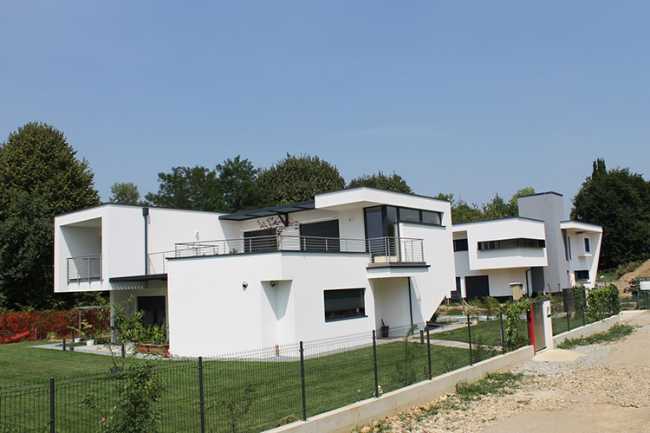Villa bifamiliare in legno dalle forme contemporanee