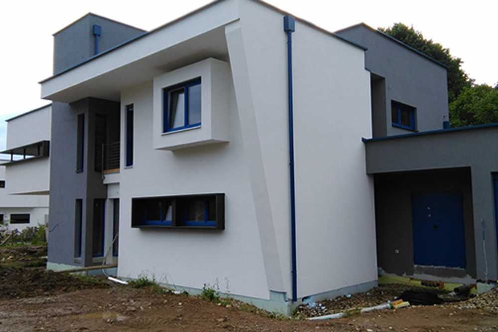 Villa bifamiliare dalle forme moderne