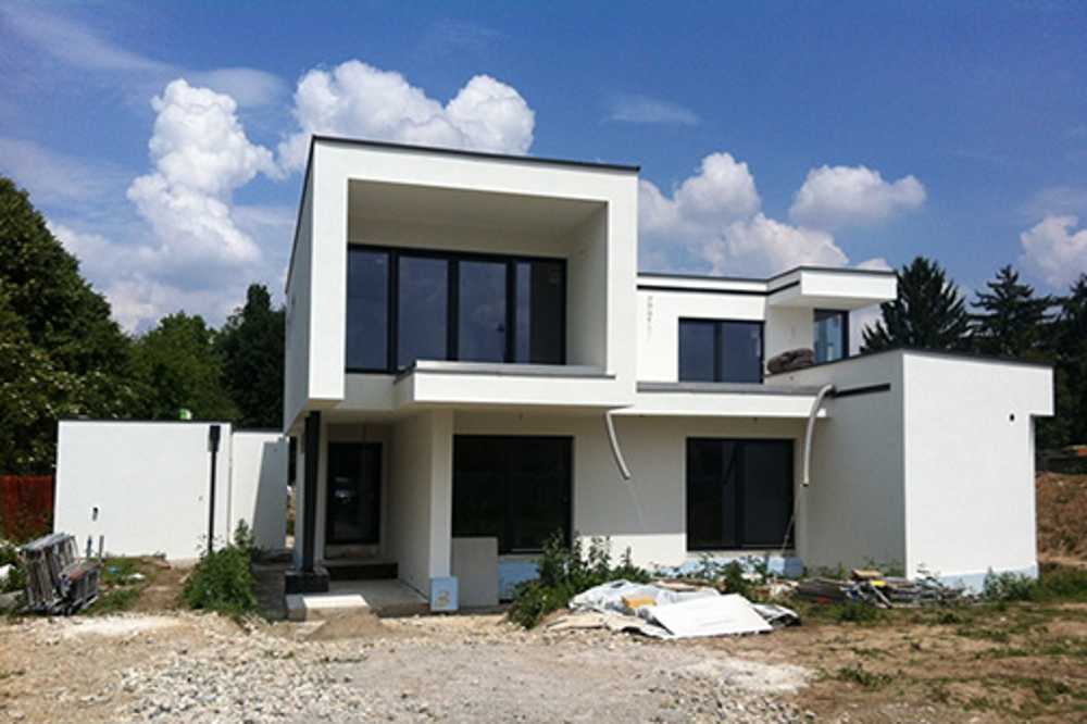 Villa bifamiliare e gioco di pieni e vuoti