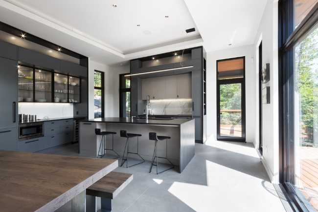 Gray kitchen open onto a bay window