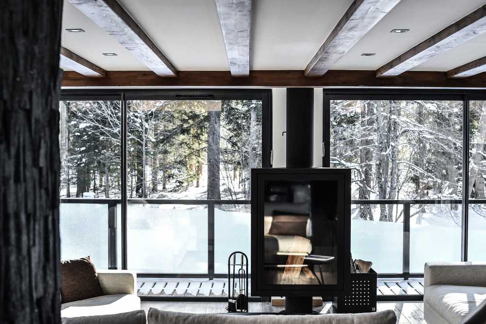 Cabaña de madera con árboles nevados