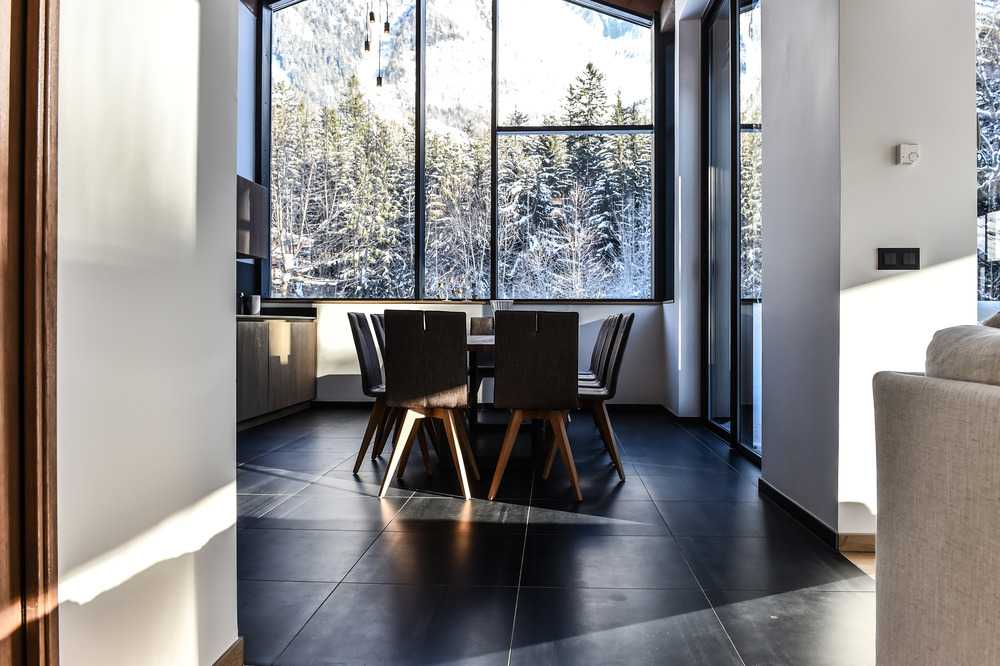 Cabaña de madera con árboles nevados