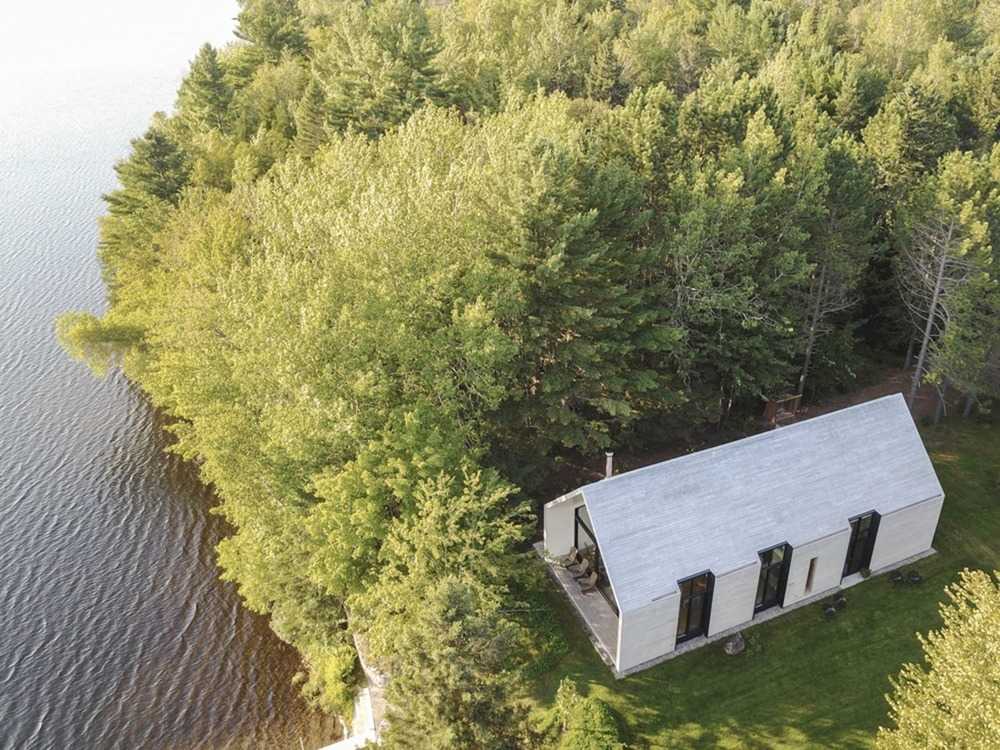 Casa de cedro cerca de un lago