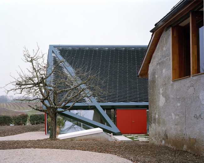 viejo granero y arquitectura contemporánea