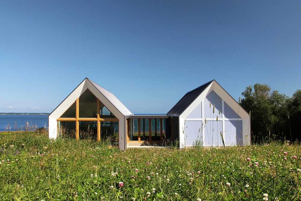 Casa de madera en naturaleza verde