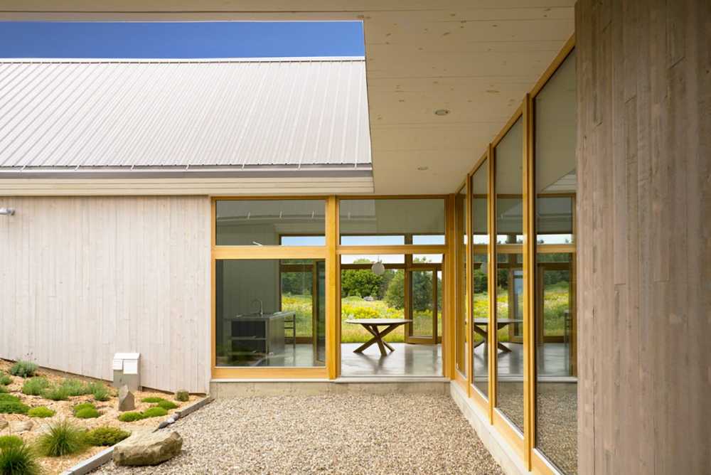 Casa de madera en naturaleza verde