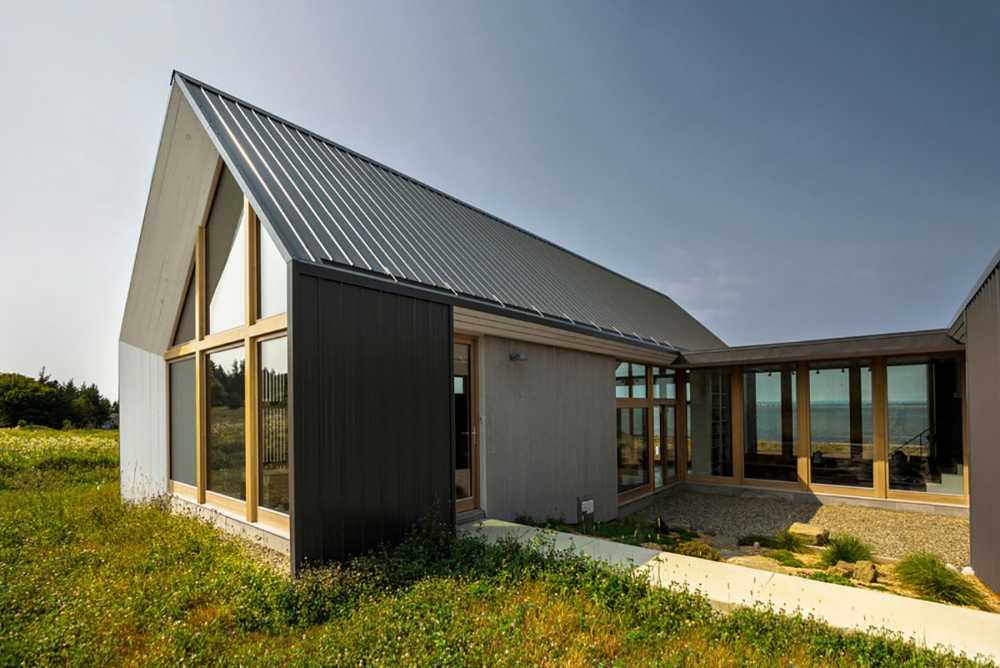 Casa de madera en naturaleza verde