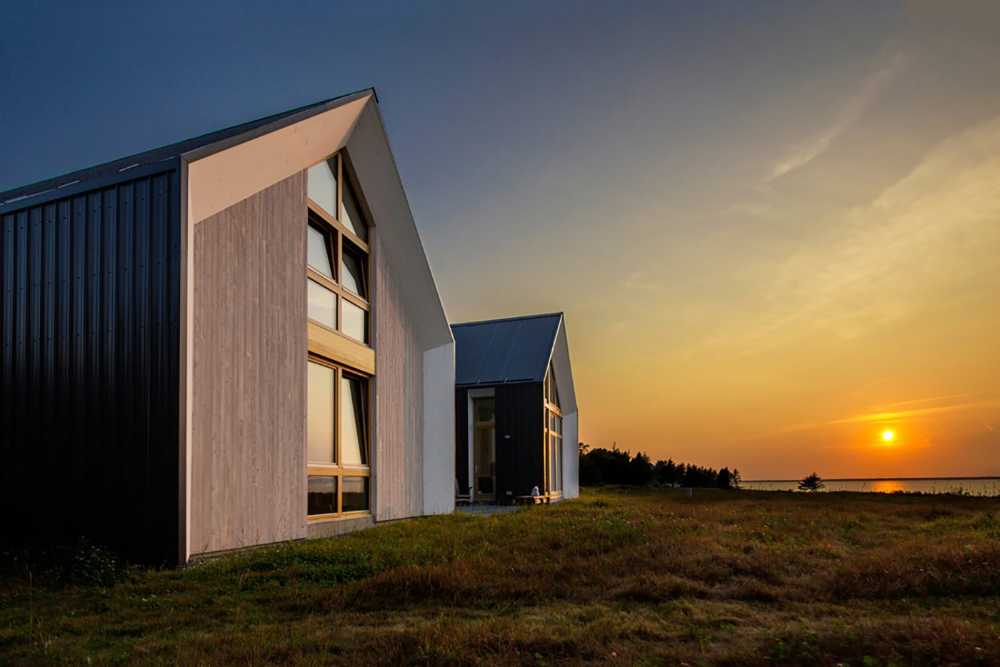 Casa de madera en naturaleza verde