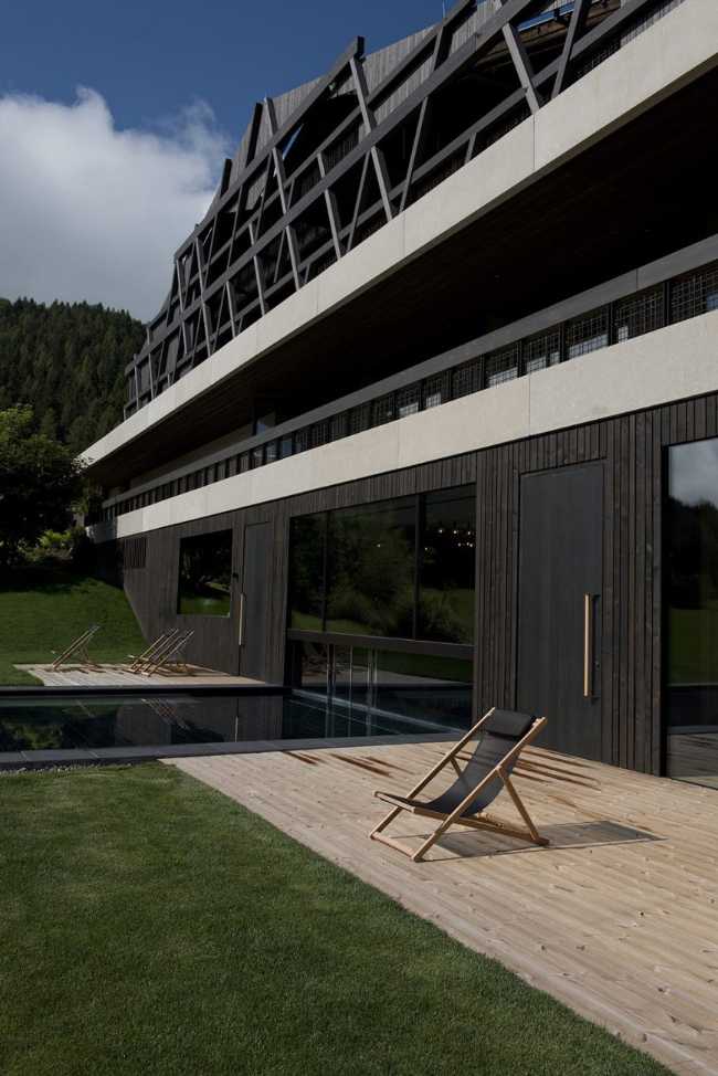 Hotel surrounded by meadows and woods