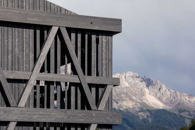 Façade in laminated larch wood
