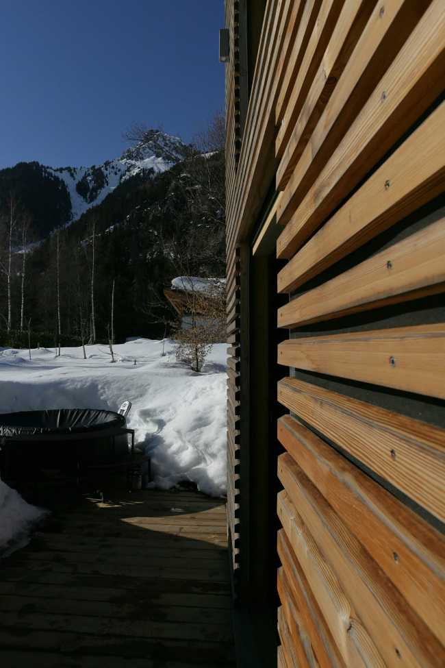 Dettaglio facciata con doghe di legno