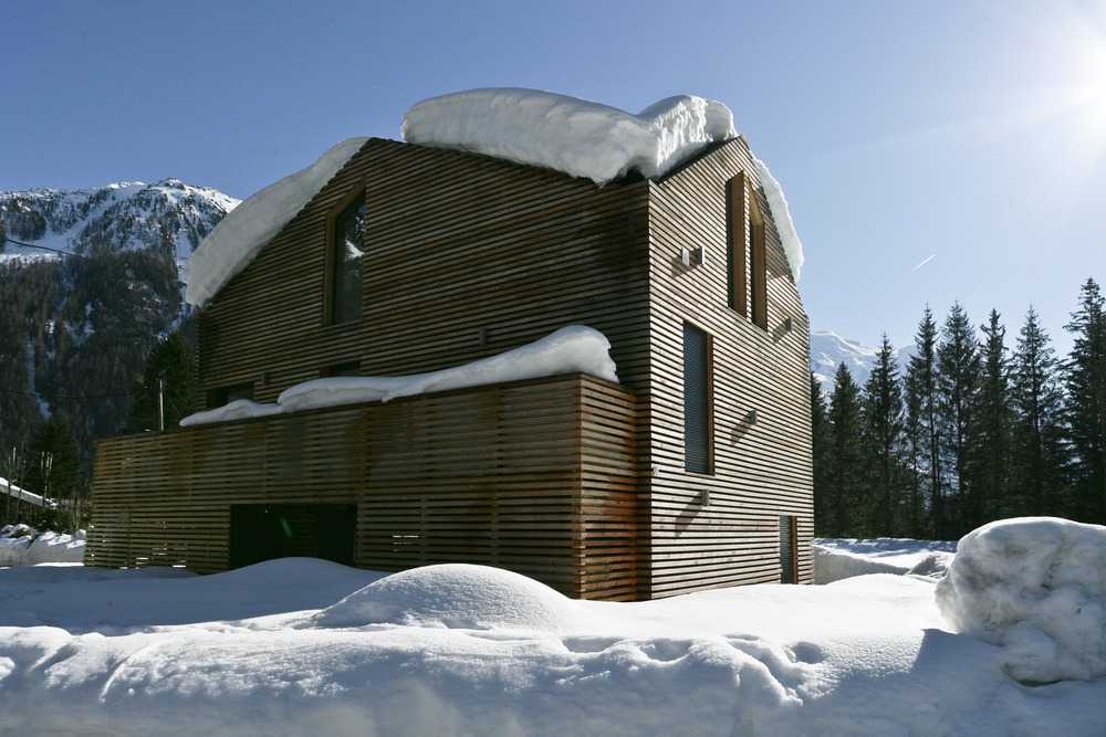 Baita in legno nella neve