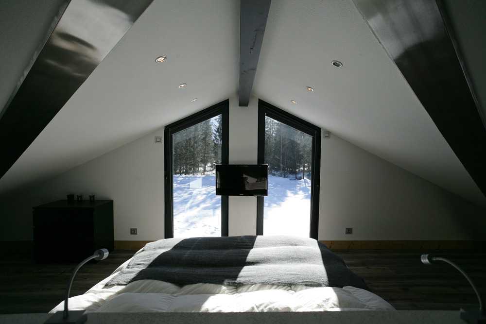 Baita in legno nella neve
